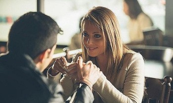 Vô ý đổ cà phê vào người 'khách sộp', gái trẻ không ngờ dính 'bẫy tình' cay đắng phía sau