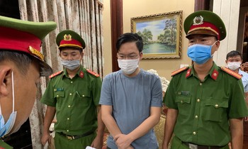 Công an đọc lệnh khởi tố, bắt tạm giam đối với ông Tống Phước Hoàng Hưng (mặc áo phông, thứ hai từ phải sang)