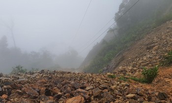 Đường Hồ Chí Minh qua miền núi A Lưới, TT-Huế, lại tái diễn sạt lở do mưa lớn, gây ách tắc giao thông