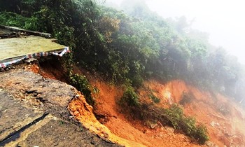 Sạt lở chưa từng thấy trên tuyến độc đạo dẫn lên đỉnh Bạch Mã