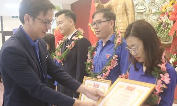 Huế tuyên dương đảng viên trẻ xuất sắc