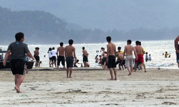 Bãi tắm tại Lộc Vĩnh (huyện Phú Lộc, tỉnh Thừa Thiên Huế) đông nghịt người ngày nghỉ lễ, cuối tuần dù chưa cho phép hoạt động trở lại trước ngày 3/5.