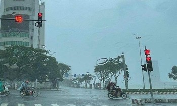Đà Nẵng: Nước sông Hàn dâng gần tới cầu Rồng, người dân được yêu cầu không ra khỏi nhà từ 20h 27/9
