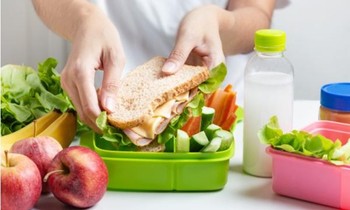 Cần mẫn làm cơm trưa cho chồng mang đi làm, người vợ sốc nặng khi biết chồng đem bán hết