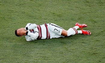 Khán giả thắc mắc khi Cristiano Ronaldo nằm lăn trên sân: "Va chạm tay nhưng sao ôm mặt?"