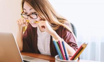 Bị thầy giáo hỏi khi học online, nữ sinh viên vờ im thít để tra Google nhưng lại “sơ hở”