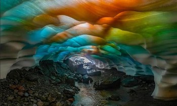 Hang băng có ánh sáng cầu vồng kỳ diệu khiến ai cũng thích, nhưng vì sao không nên bước vào?