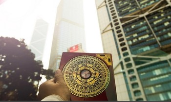 Thầy phong thủy ở Singapore cầm tiền rồi nhờ khách hàng làm việc giúp, chuyện như phim hài