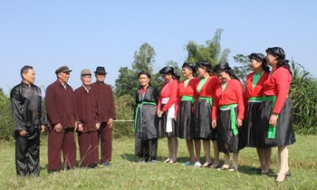 Người Sán Dìu ở xã Bình Dân, huyện Vân Đồn, Quảng Ninh đang hát Soọng cô