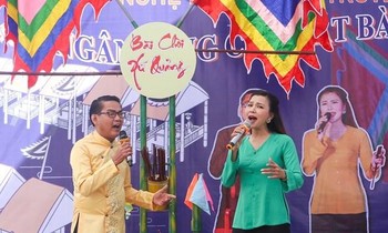 Nghệ nhân ưu tú Hồ Thanh Châu và Nghệ nhân Huyền Tân trình diễn các tiết mục hô hát Bài chòi tại ngày hội. (Ảnh: Trần Lê Lâm/TTXVN)