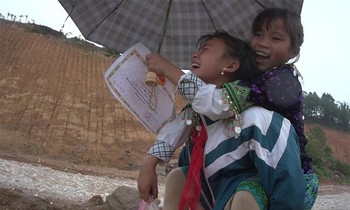 Cảnh trong phim tài liệu “Những đứa trẻ trong sương” của đạo diễn Hà Lệ Diễm.