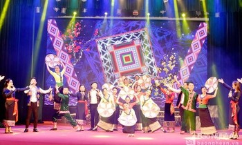 Các học viên được thưởng thức chương trình biểu diễn của các nghệ sỹ, diễn viên Trung tâm Nghệ thuật truyền thống tỉnh. Ảnh: Công Kiên/Báo Nghệ An