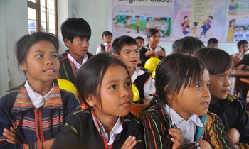 Học sinh được nhà nước đảm bảo sách giáo khoa, tài liệu tham khảo phục vụ việc học tiếng dân tộc thiểu số. Ảnh: Báo Chính phủ