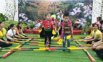Nhiều nét văn hóa truyền thống đã được truyền dạy cho học sinh ở Mường Lò thời gian qua. Ảnh: VOV