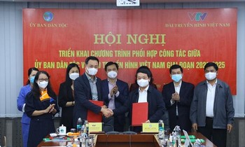 Bộ trưởng, Chủ nhiệm UBDT Hầu A Lềnh và Tổng Giám đốc Đài THVN Lê Ngọc Quang đã ký kết Chương trình phối hợp công tác giữa hai cơ quan giai đoạn 2021-2025. Ảnh: Ủy ban Dân tộc