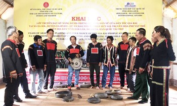 Truyền dạy kỹ năng đánh chiêng Arap của người Gia Rai