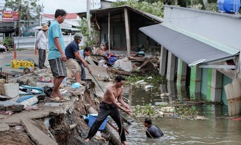 Ngổn ngang hiện trường sạt lở nhà dân ven sông ở Long An