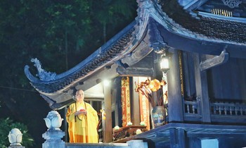 Chùa Một Cột trong đêm tưởng niệm đồng bào tử nạn vì COVID-19