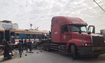 Hà Nội: Tàu hỏa hư hỏng nặng sau cú đâm vào xe đầu kéo