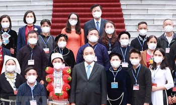 Chủ tịch nước Nguyễn Xuân Phúc với người có uy tín, trưởng thôn tiêu biểu tỉnh Bắc Kạn. (Ảnh: Thống Nhất/TTXVN)