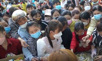 Chen chân ở phiên chợ dùng lá cây thay tiền mua đồ ăn tại Tây Ninh 