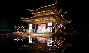 Hàng ngàn du khách dự Lễ Phật đản phố cổ Hoa Lư 2023