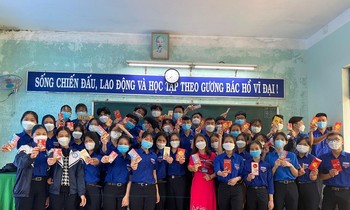 Teen đua nhau khoe lì xì của thầy cô ngày trở lại trường: Nhìn số tiền mà "choáng váng"!