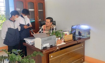 Hai nam sinh Gia Lai nộp tài khoản game online cho nhà trường để tập trung học