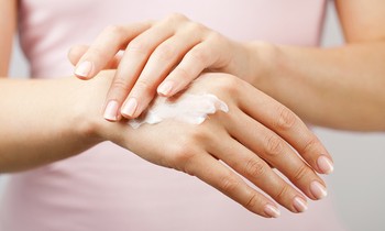 Làm thế nào để tay luôn sạch và xinh, kể cả trong mùa dịch phải rửa tay suốt ngày?