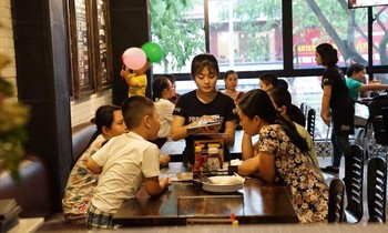 Sinh viên làm thêm Tết: Người lần đầu gửi tiền cho mẹ sắm Tết, người đến đêm 30 mới về nhà