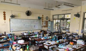 Sách vở bày bừa ngổn ngang khắp lớp học, lý do phía sau khiến ai cũng xót xa, đồng cảm