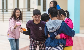 Học sinh THPT Chuyên ĐH Sư phạm Hà Nội đầy sôi nổi với hoạt động từ thiện “khuyết“