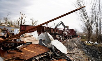 Một đoàn tàu ở Earlington (bang Kentucky) bị trật bánh sau trận lốc xoáy ngày 10/12. Ảnh: Reuters
