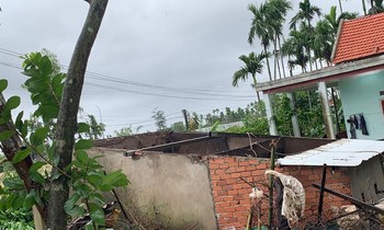 54 nhà dân ở huyện Tư Nghĩa (Quảng Ngãi) bị tốc mái, hư hỏng nặng sau trận lốc xoáy.