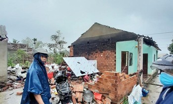 Lốc xoáy làm tốc mái hàng chục nhà dân ở Quảng Ngãi