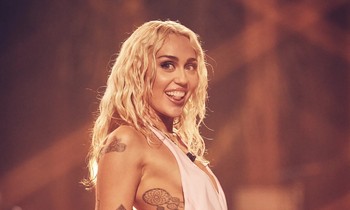 “Flowers” của Miley Cyrus đá xoáy chồng cũ Liam Hemsworth, nhắc cả Jennifer Lawrence?