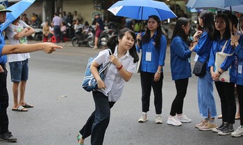 Phụ huynh mắng con lề mề, thí sinh hớt hải đến điểm thi vì muộn giờ