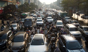 Hơn 9 giờ sáng ô tô vẫn nhích từng mét, giao thông Thủ đô trở lại 'bình thường'