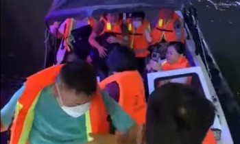 Tàu du lịch chở 70 du khách mắc cạn trên sông Hàn