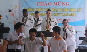 Lính tàu sân bay Mỹ chung tay xoa dịu nỗi đau da cam