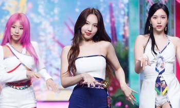 Tại sao style mùa Hè của TWICE tuy đẹp nhưng vẫn bị yêu cầu chỉnh sửa chi tiết này?