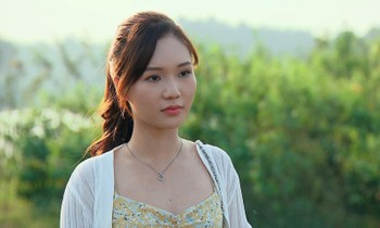 Nữ chính phim 'Phố trong làng' khiến khán giả đỏ mặt vì một cảnh quay 'nhạy cảm'