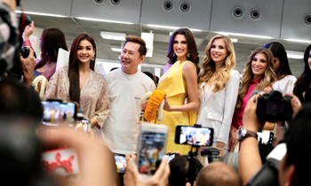 Sau ồn ào với fan Việt, ông Nawat gây tranh cãi vì hành động không đẹp với đương kim Miss Grand International