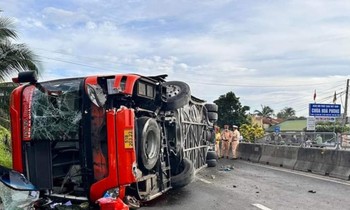 Xe khách lật trên quốc lộ 1A, hành khách hoảng loạn tìm lối thoát thân
