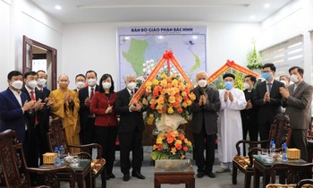 Bí thư Trung ương Đảng, Chủ tịch Ủy ban Trung ương Mặt trận Tổ quốc Việt Nam Đỗ Văn Chiến thăm, chúc mừng lễ Giáng sinh năm 2021 tại Tòa Giám mục Giáo phận Bắc Ninh.