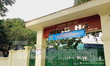 Vụ 'lạm thu' ở Trường Tiểu học Hồng Hà: Trường trả lại tiền phụ huynh trong đêm