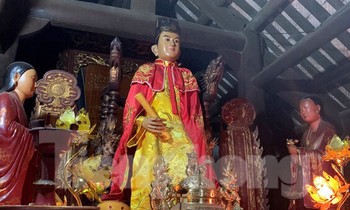 Pho tượng gỗ có thể đứng lên ngồi xuống ở Hải Phòng