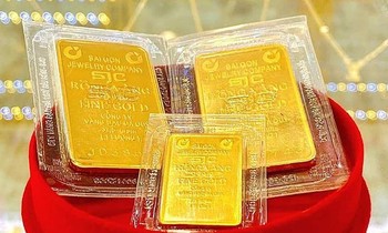 Giá vàng thế giới lao dốc, trong nước đứng im .