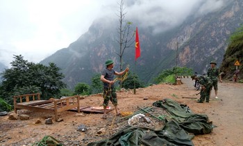 Giông lốc, mưa đá làm hư hỏng hoàn toàn chốt phòng dịch thuộc đồn Biên phòng Pha Long. 