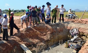 Hố công trình 'bẫy' nhiều người và xe máy